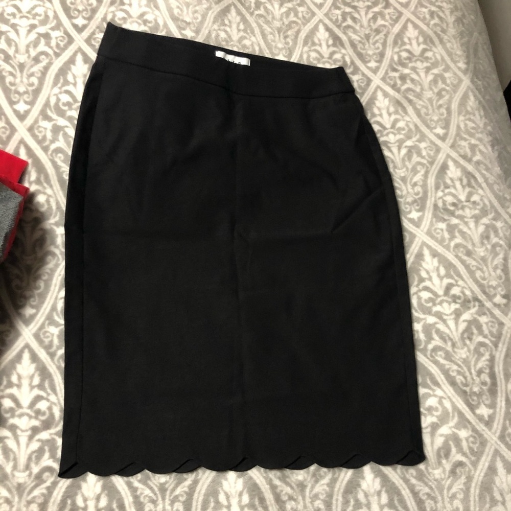 Cute scalloped bottom pencil skirt!